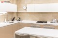 Bucătărie modernă în formă de „U” fronturi Acrylux Bej MOD150 Bucătării moderne mobila