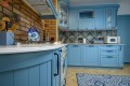 Bucătărie neoclasică în formă de „L” fronturi Lemn masiv Albastru NEO221 Bucătării Neoclasice mobila