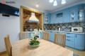 Bucătărie neoclasică în formă de „L” fronturi Lemn masiv Albastru NEO221 Bucătării Neoclasice la comanda