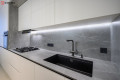 Bucătărie modernă liniară cu fațada MDF vopsit lucios Alb MOD405 Bucătării moderne mobila