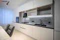 Bucătărie modernă liniară cu fațada MDF vopsit lucios Alb MOD405 Bucătării moderne la comanda