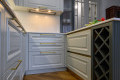 Bucătărie neoclasică în formă de „U” cu fațada MDF frezat 3D - vopsit Gri NEO379  Bucătării Neoclasice mobila