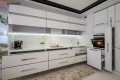 Bucătărie modernă în formă de „L” fronturi Acrylux Alb MOD255