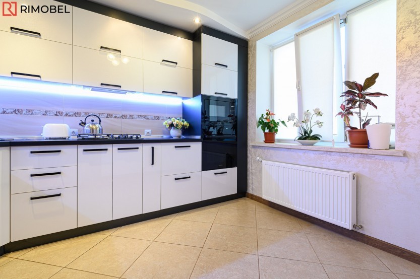 Bucătărie modernă în formă de „L” fronturi Acrylux Alb MOD168 Bucătării moderne la comanda chisinau