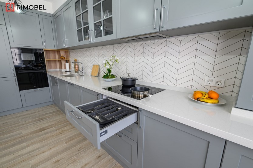 Bucătărie neoclasică în formă de „L” fronturi MDF frezat 3D - vopsit Gri NEO220 Bucătării Neoclasice mobila
