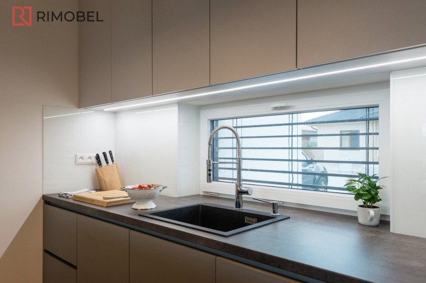 Bucătărie modernă cu insulă fronturi MDF vopsit mat Albastru MOD244 Bucătării moderne mobila