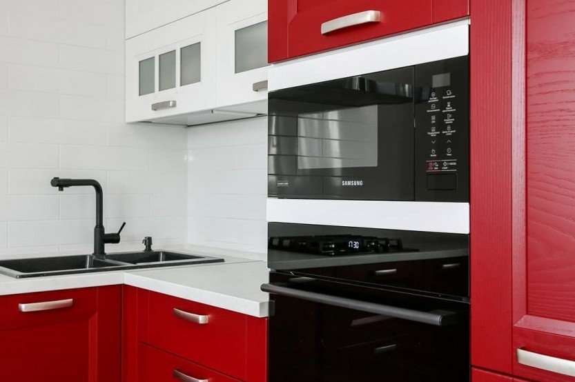 Bucătărie clasică în formă de „L” fronturi Lemn masiv Roșu CLA30 Bucătării clasice la comanda
