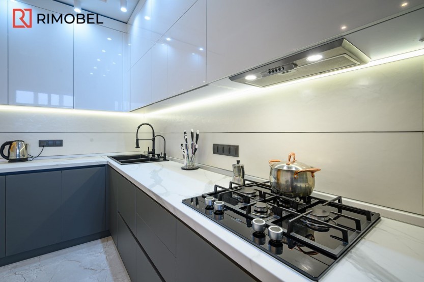 Bucătărie modernă în formă de „L” fronturi Acrylux Gri MOD175 Bucătării moderne mobila