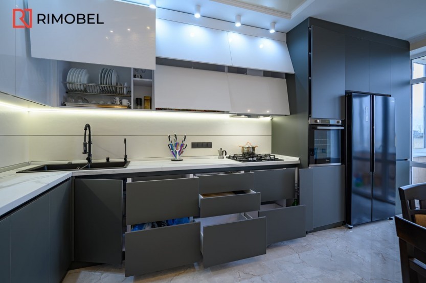 Bucătărie modernă în formă de „L” fronturi Acrylux Gri MOD175 Bucătării moderne la comanda