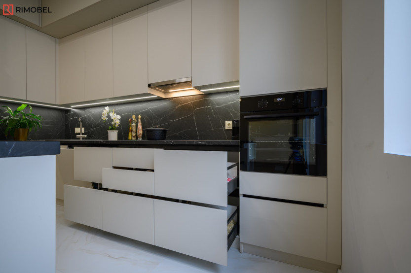 Bucătărie modernă în formă de „U” fronturi Acrylux Portocaliu MOD159 Bucătării moderne la comanda chisinau