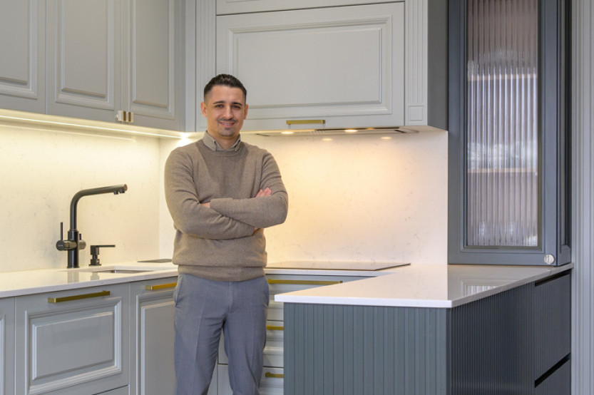 Bucătărie neoclasică în formă de „U” cu fațada MDF frezat 3D - vopsit Gri NEO379  Bucătării Neoclasice mobila