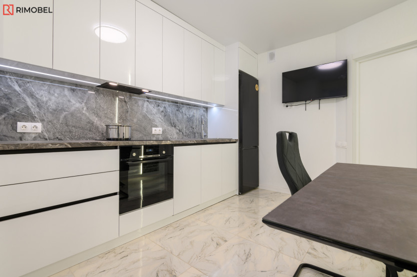 Bucătărie modernă liniară cu fațada Acrylux Alb MOD392 Bucătării moderne la comanda