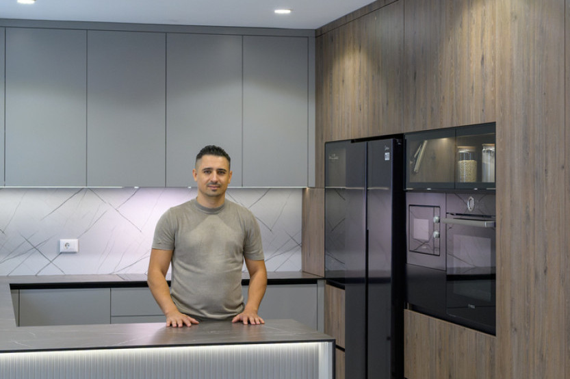 Bucătărie modernă în formă de „U” cu fațada MDF vopsit mat Gri MOD401 Bucătării moderne mobila