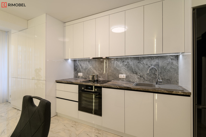Bucătărie modernă liniară cu fațada Acrylux Alb MOD392 Bucătării moderne mobila