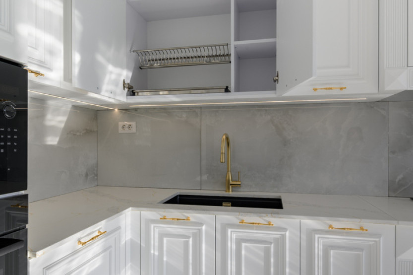 Bucătărie clasică în formă de „L” cu fațada MDF frezat 3D - vopsit Alb CLA395 Bucătării clasice la comanda chisinau