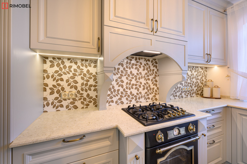 Bucătărie clasică în formă de „U” cu fațada MDF frezat 3D - vopsit Casmir CLA419 Bucătării clasice la comanda chisinau