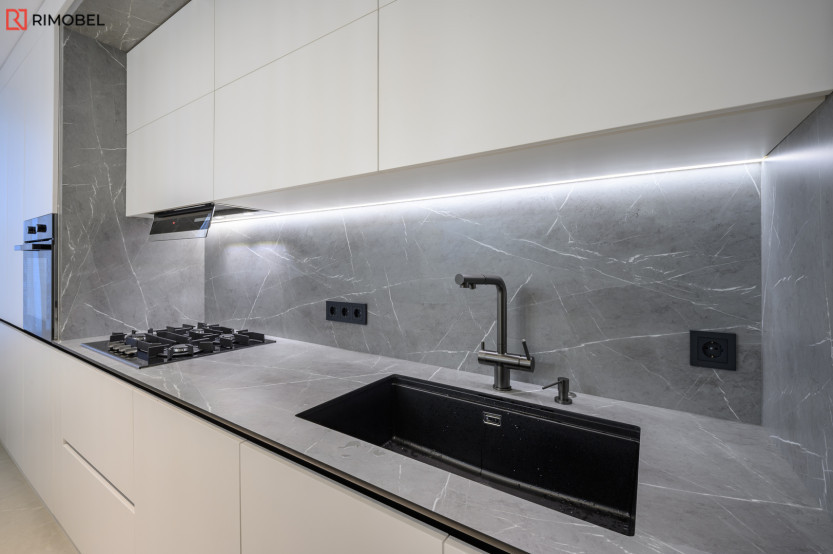 Bucătărie modernă liniară cu fațada MDF vopsit lucios Alb MOD405 Bucătării moderne la comanda