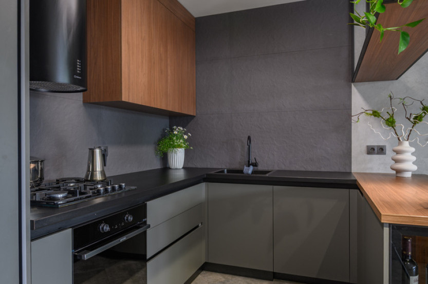 Bucătărie modernă în formă de „U” cu fațada Acrylux Gri MOD408 Bucătării moderne la comanda chisinau