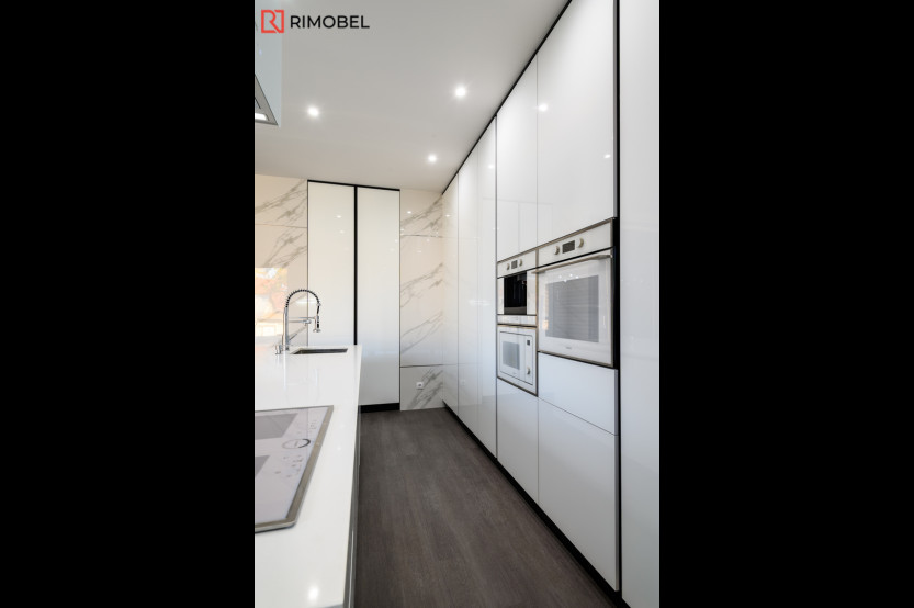Bucătărie modernă cu insulă cu fațada Sticla in profil Alb MOD370  Bucătării moderne mobila