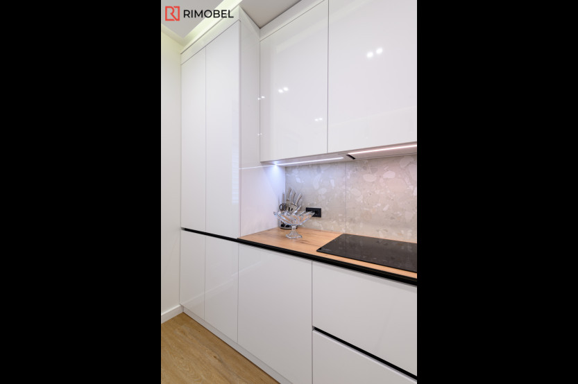 Bucătărie modernă în formă de „L” cu fațada MDF vopsit lucios Alb MOD385  Bucătării moderne la comanda