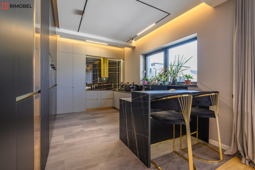 Bucătărie modernă în formă de „U” cu fațada MDF vopsit mat Negru MOD410 Bucătării moderne la comanda