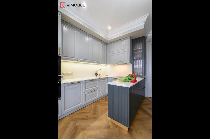Bucătărie neoclasică în formă de „U” cu fațada MDF frezat 3D - vopsit Gri NEO379  Bucătării Neoclasice la comanda