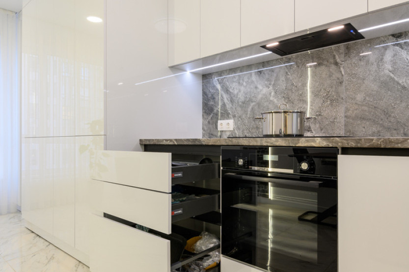 Bucătărie modernă liniară cu fațada Acrylux Alb MOD392 Bucătării moderne la comanda