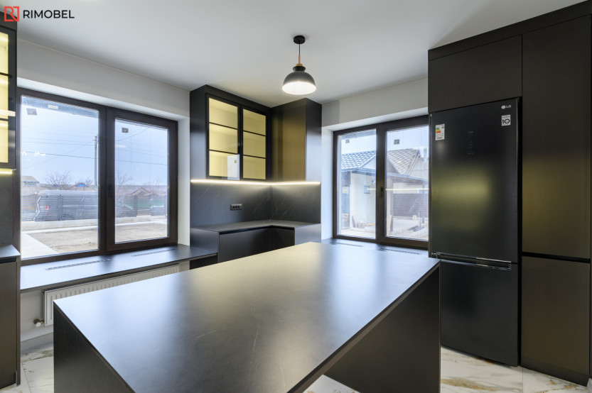 Bucătărie modernă cu insulă cu fațada MDF vopsit mat Negru MOD393  Bucătării moderne mobila