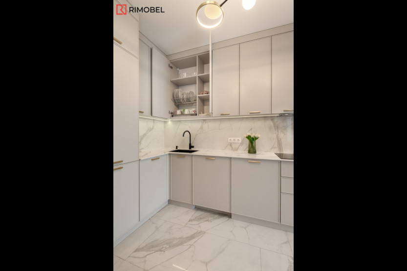 Bucătărie neoclasică în formă de „L” cu fațada MDF frezat 3D - vopsit Bej NEO414 Bucătării Neoclasice la comanda