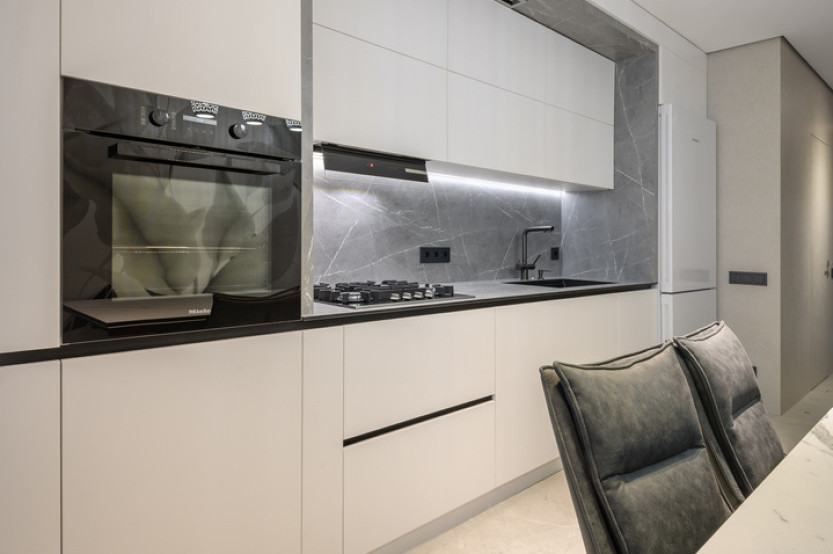 Bucătărie modernă liniară cu fațada MDF vopsit mat Alb MOD423 Bucătării moderne la comanda