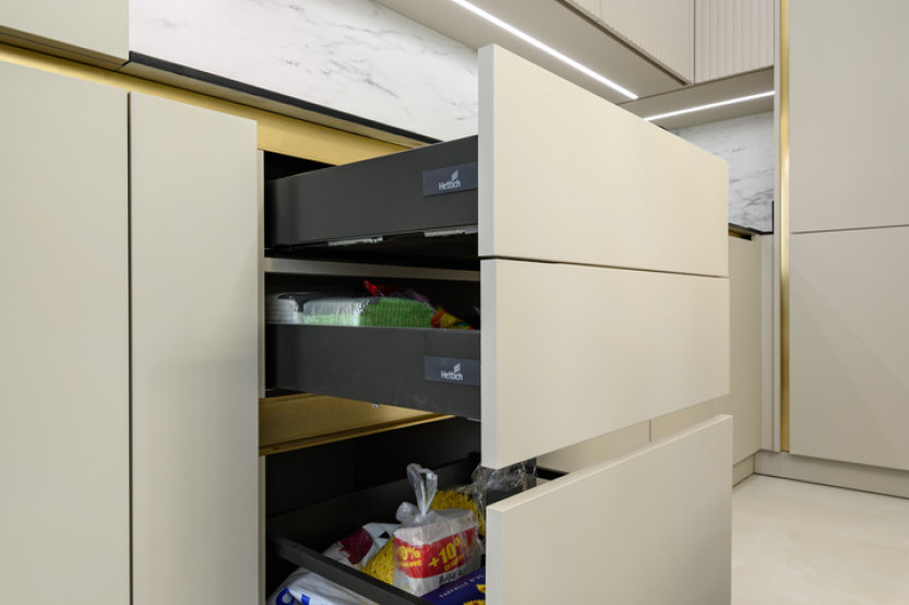 Bucătărie modernă în formă de „L” cu fațada MDF vopsit mat Bej MOD371 Bucătării moderne mobila