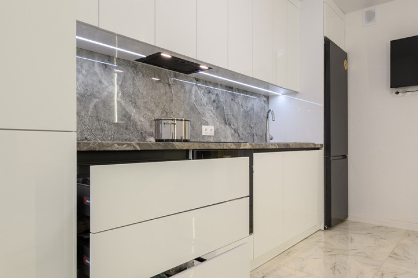 Bucătărie modernă liniară cu fațada Acrylux Alb MOD392 Bucătării moderne la comanda chisinau