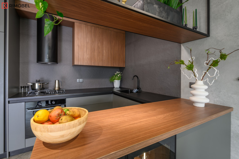 Bucătărie modernă în formă de „U” cu fațada Acrylux Gri MOD408 Bucătării moderne la comanda