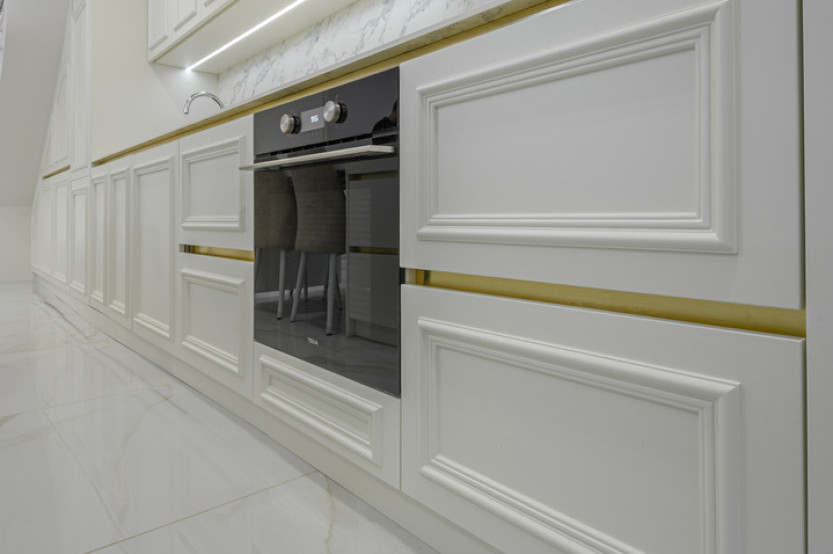 Bucătărie neoclasică liniară cu fațada MDF frezat 3D - vopsit Alb NEO422 Bucătării Neoclasice la comanda chisinau