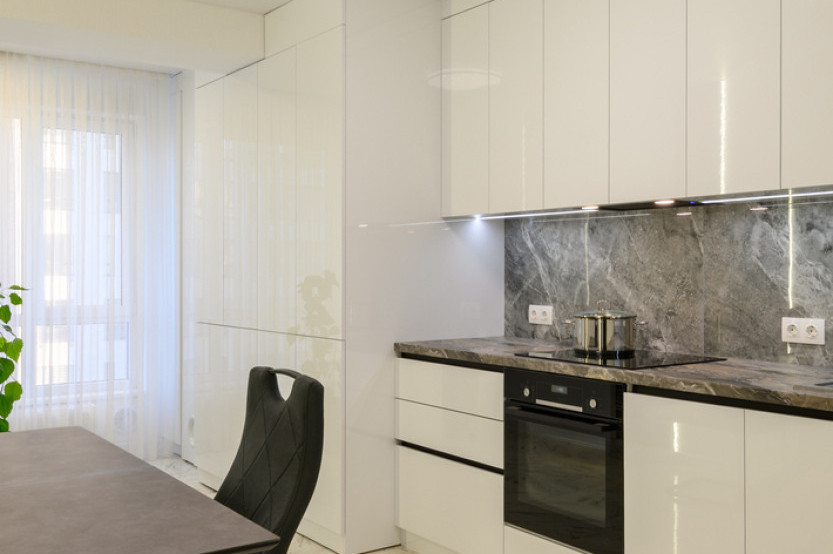 Bucătărie modernă liniară cu fațada Acrylux Alb MOD392 Bucătării moderne la comanda
