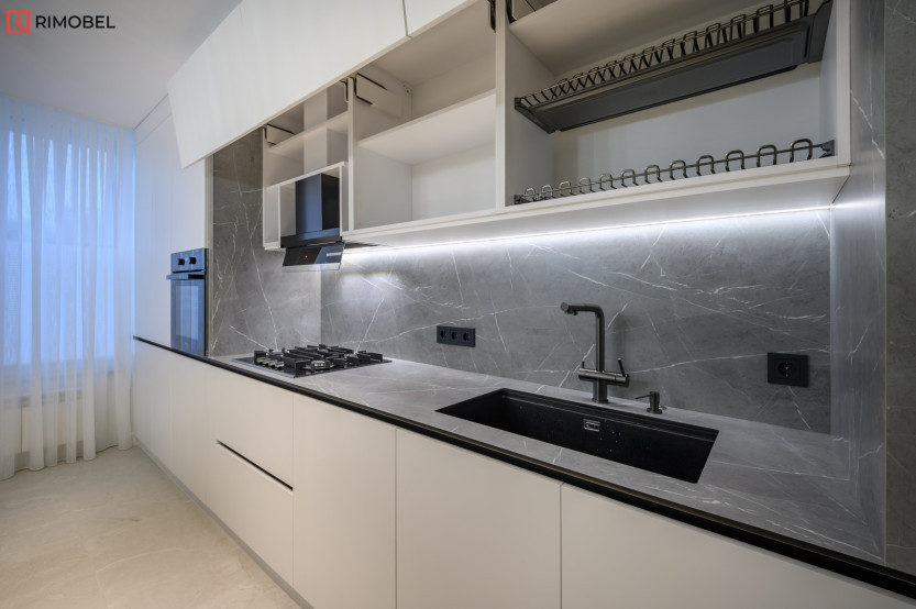 Bucătărie modernă liniară cu fațada MDF vopsit lucios Alb MOD405 Bucătării moderne la comanda