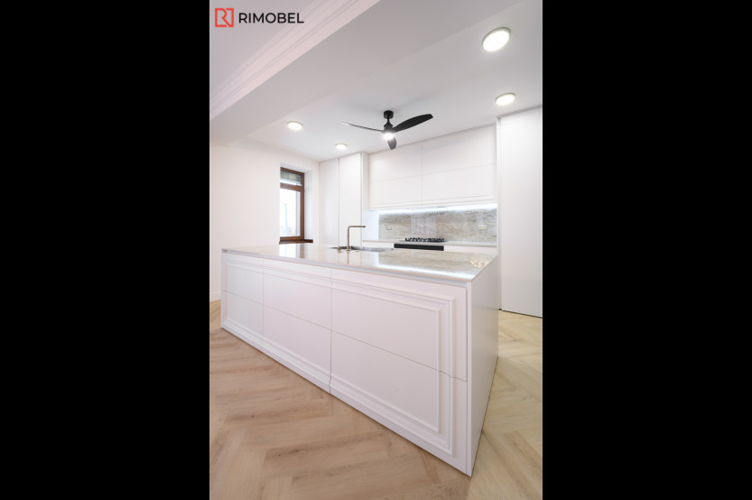 Bucătărie neoclasică cu insulă cu fațada MDF frezat 3D - vopsit Alb NEO406 Bucătării Neoclasice mobila
