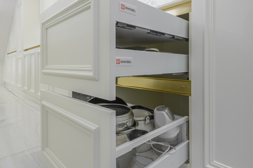 Bucătărie neoclasică liniară cu fațada MDF frezat 3D - vopsit Alb NEO422 Bucătării Neoclasice la comanda