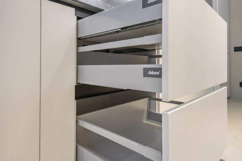 Bucătărie modernă liniară cu fațada MDF vopsit mat Alb MOD423 Bucătării moderne mobila
