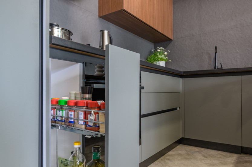 Bucătărie modernă în formă de „U” cu fațada Acrylux Gri MOD408 Bucătării moderne la comanda
