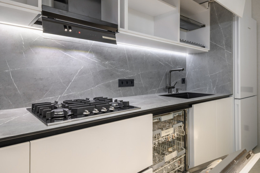 Bucătărie modernă liniară cu fațada MDF vopsit lucios Alb MOD405 Bucătării moderne mobila