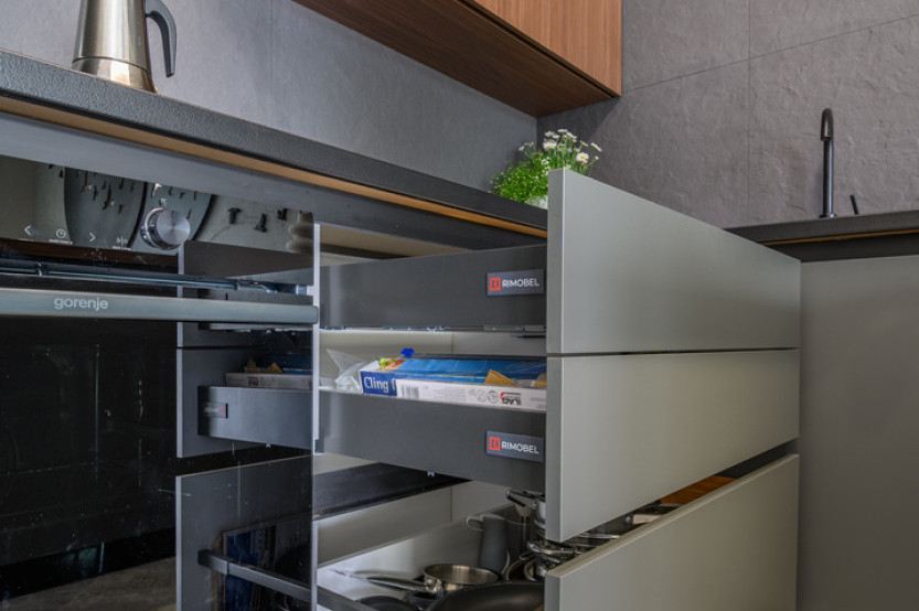 Bucătărie modernă în formă de „U” cu fațada Acrylux Gri MOD408 Bucătării moderne mobila