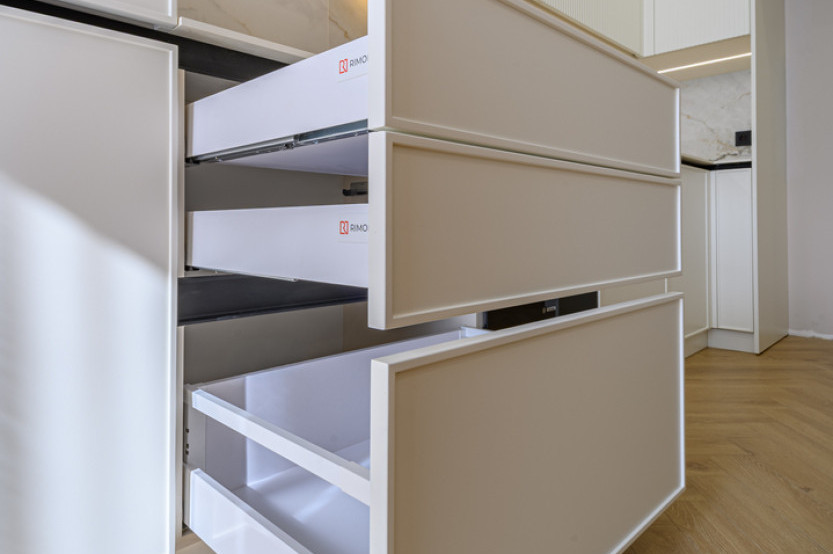 Bucătărie neoclasică liniară cu fațada MDF frezat 3D - vopsit Fildeș NEO421 Bucătării Neoclasice la comanda