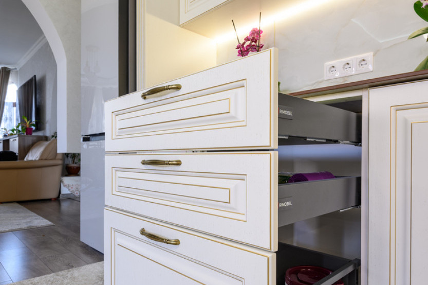 Bucătărie clasică în formă de „L” cu fațada MDF frezat 3D - vopsit Bej CLA373  Bucătării clasice la comanda chisinau
