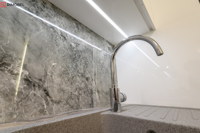 Bucătărie modernă liniară cu fațada Acrylux Alb MOD392 Bucătării moderne la comanda chisinau