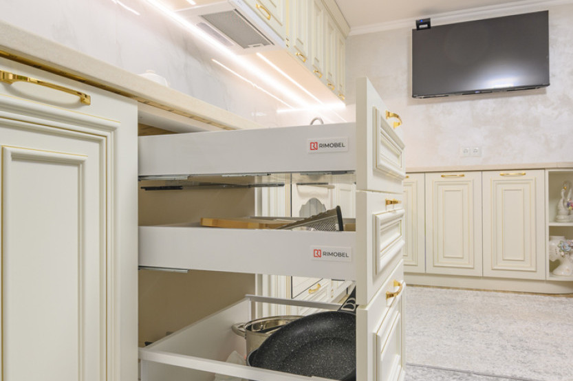 Bucătărie clasică în formă de „L” cu fațada MDF frezat 3D - vopsit Bej CLA397 Bucătării clasice mobila