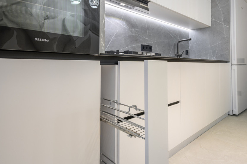 Bucătărie modernă liniară cu fațada MDF vopsit lucios Alb MOD405 Bucătării moderne la comanda