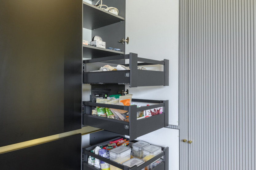 Bucătărie modernă în formă de „U” cu fațada MDF vopsit mat Negru MOD410 Bucătării moderne la comanda