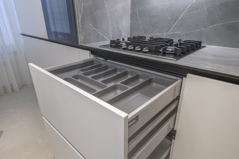 Bucătărie modernă liniară cu fațada MDF vopsit mat Alb MOD423 Bucătării moderne la comanda chisinau