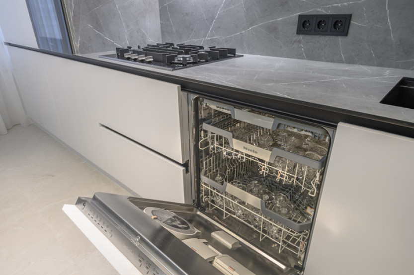 Bucătărie modernă liniară cu fațada MDF vopsit mat Alb MOD423 Bucătării moderne la comanda